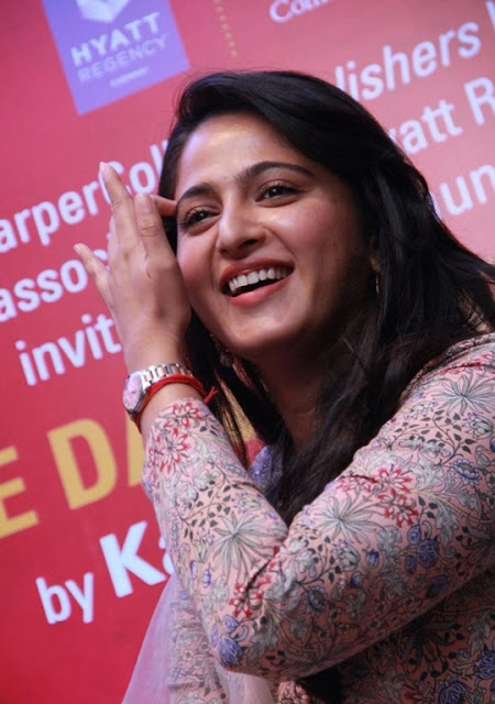 Glamorous Actress Anushka Shetty New Smiling Face Photos 9